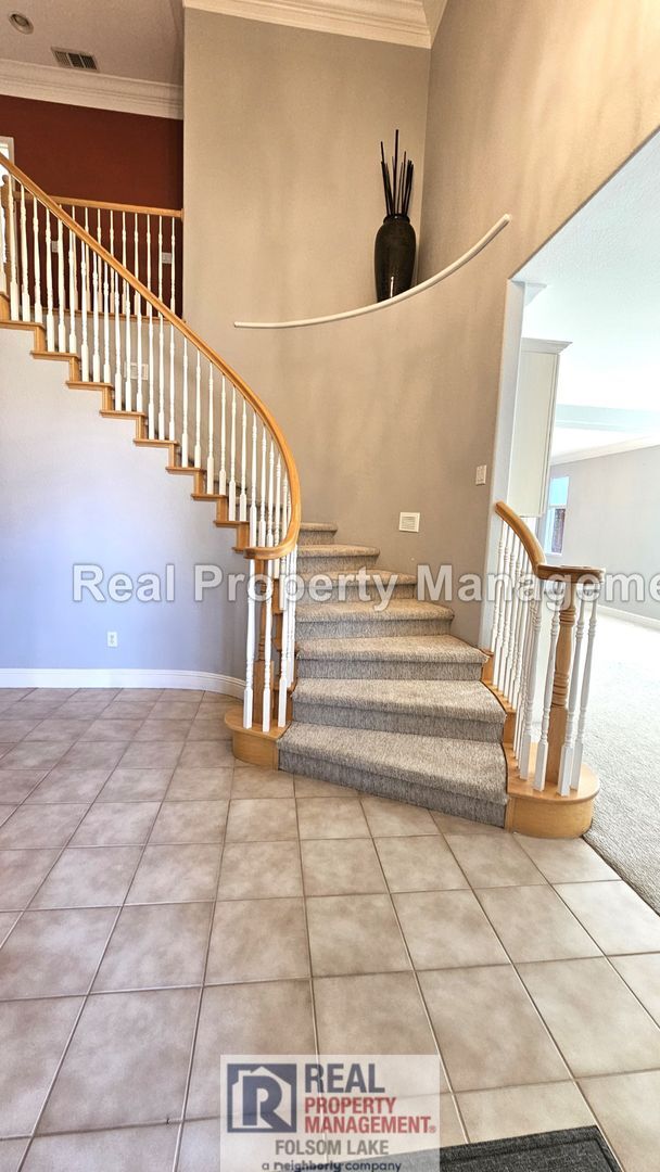 Building Photo - 5 Bedroom Carmichael Home + Large Bonus Room | 3-Car Garage & RV/Boat Parking