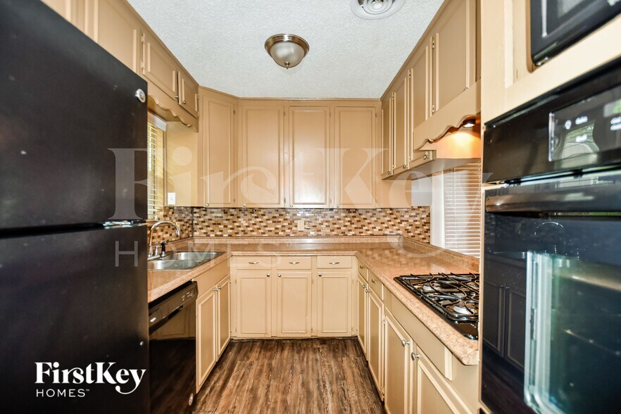 Building Photo - 1020 Mary Dr