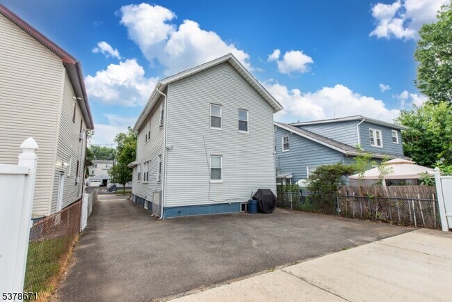 Building Photo - 58 Wallace St