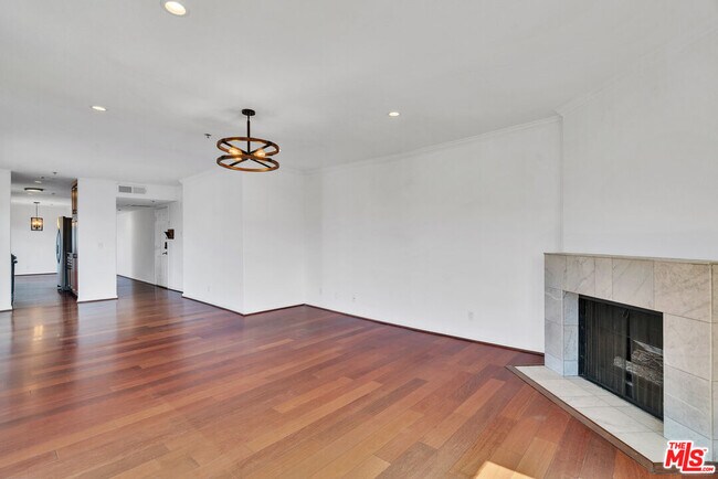 Building Photo - 116 S Croft Ave