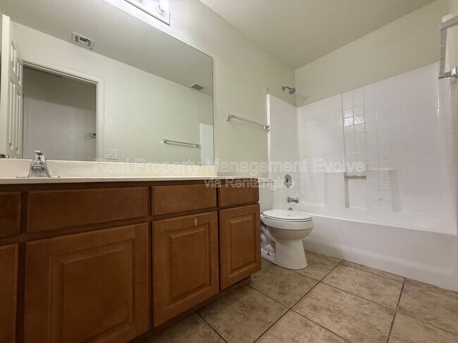 Building Photo - 1225 W Shumway Farm Rd