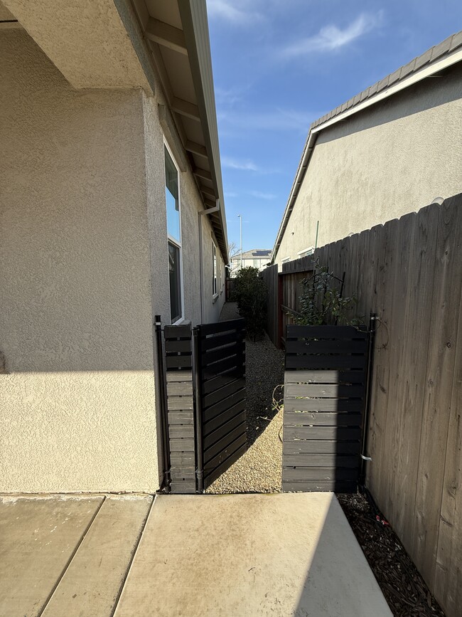 Building Photo - 2324 Henri Ln