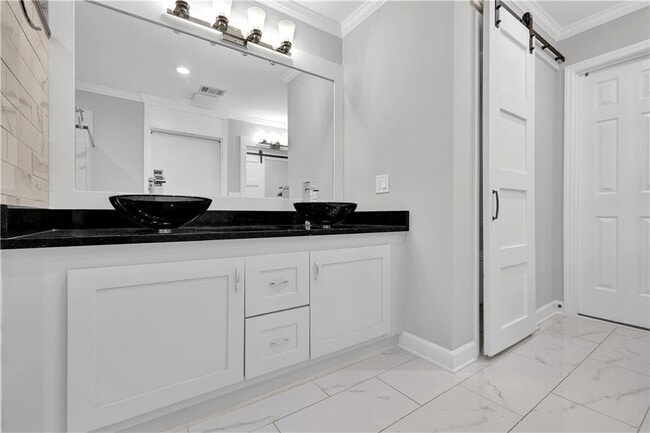 Building Photo - 4825 Chesterfield Ct
