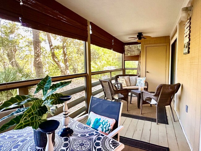 Building Photo - Close to Beach, Shopping, Restaurants!  Fu...