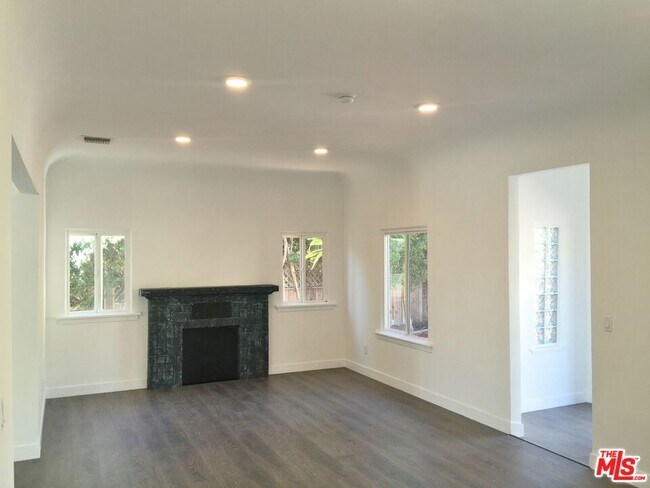 Building Photo - 8538 West Knoll Dr