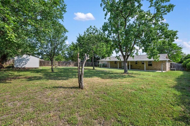Building Photo - 2506 Oak Ln