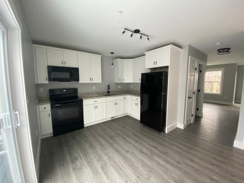 Building Photo - 32 Main St