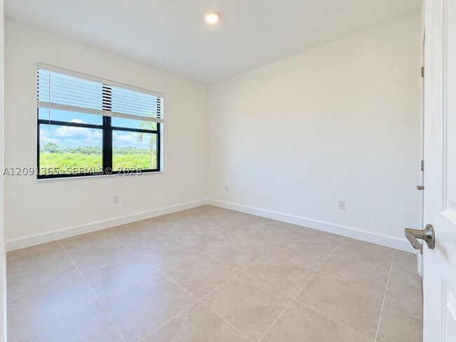 Building Photo - 10755 Wilgrove 10755