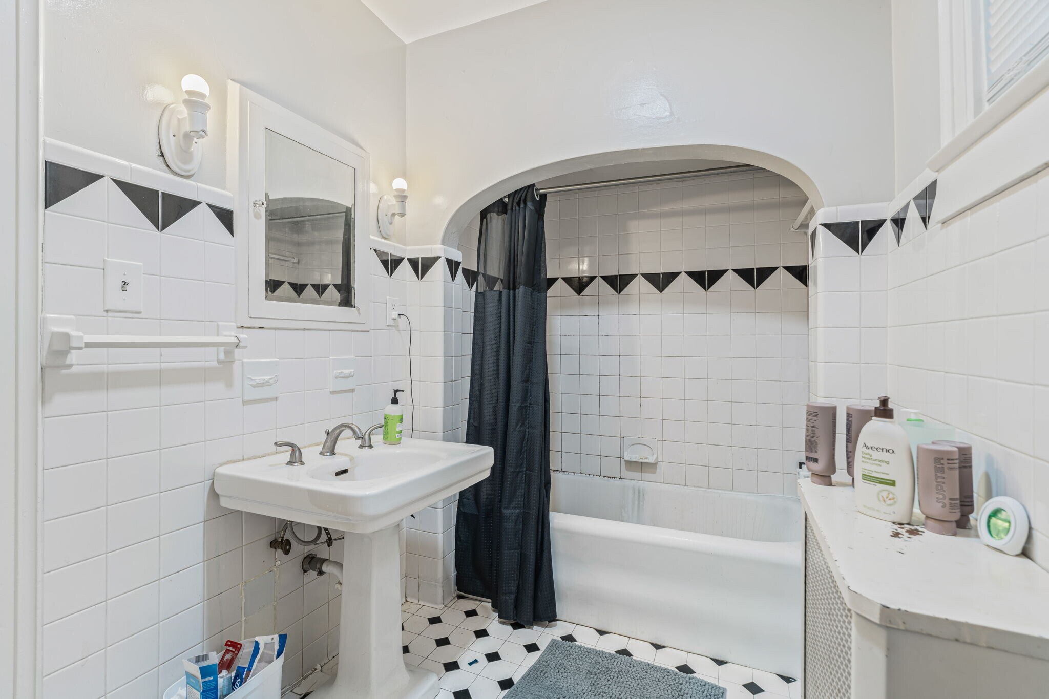 Building Photo - 1606 Laurel Ave