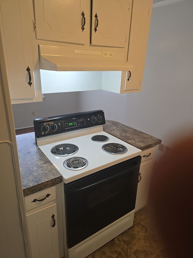 Building Photo - 2 bedroom 1 bath duplex off of Broad River Rd