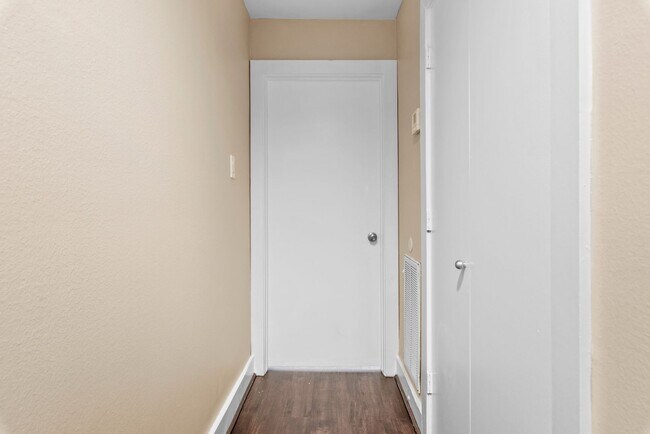 Building Photo - Gated 2BR Townhome Just Minutes from the T...