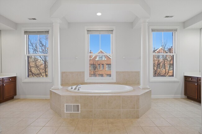 Building Photo - 1891 Admiral Ct