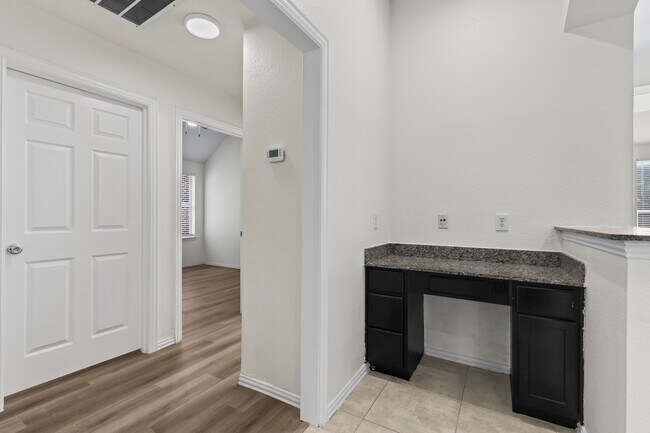 Building Photo - Lake Ridge