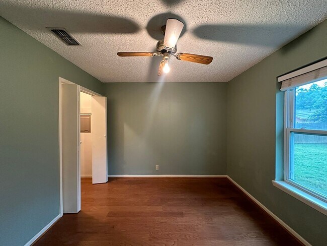 Building Photo - Coming Soon! 3 Bedroom 2 Bath in Whitehous...