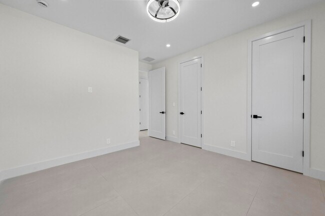 Building Photo - 621 NW 42nd Ave