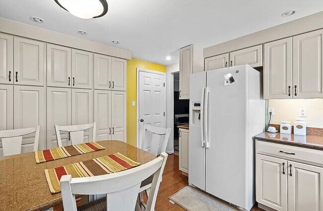 Building Photo - Charming Home! 4 Bedroom 2.5 Bathroom - Hopewell
