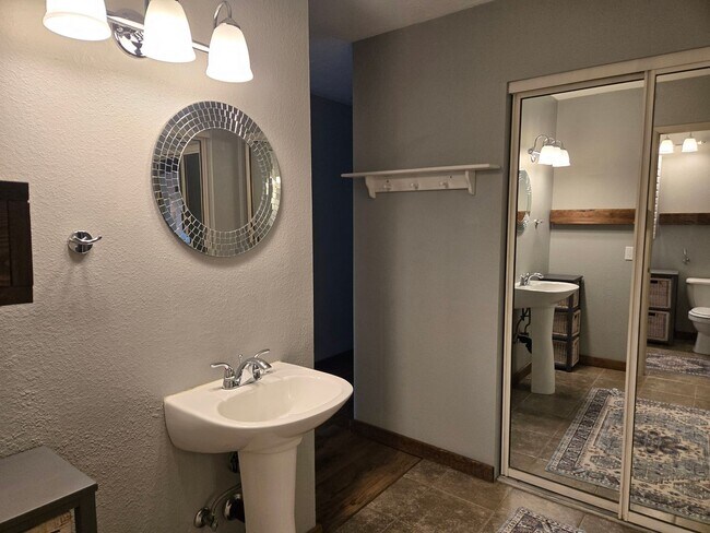 Building Photo - Beautiful two story, 3 bed, 1 full bath, 2...
