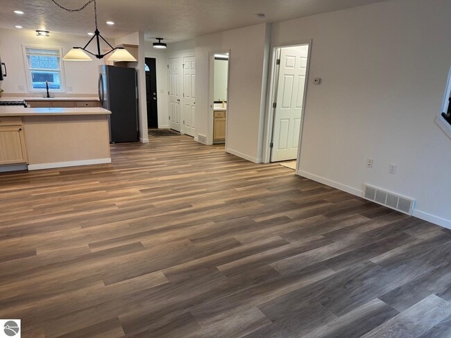 Building Photo - 1495 Newport St