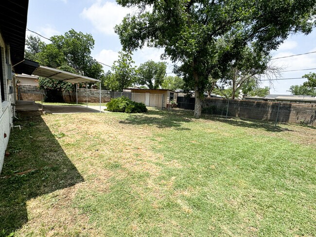 Building Photo - 2006 Bedford Dr