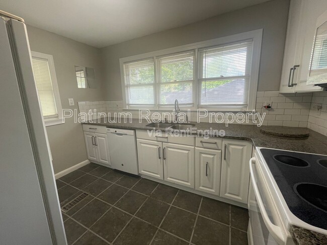 Building Photo - 3485 Maplehurst Dr