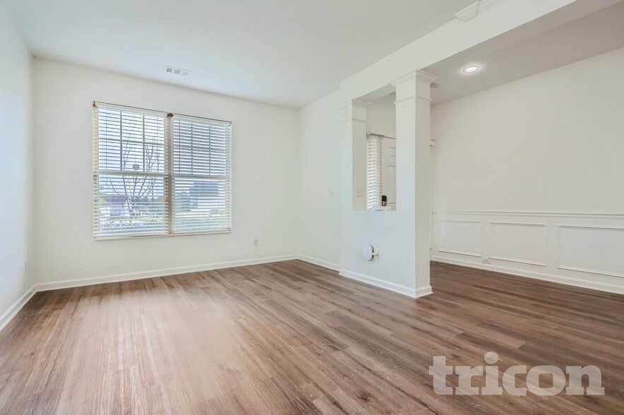 Building Photo - 5732 Barrington Run