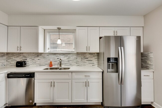 Building Photo - 226 S Hoyne Ave