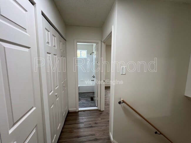 Building Photo - 404 Roxana Rd