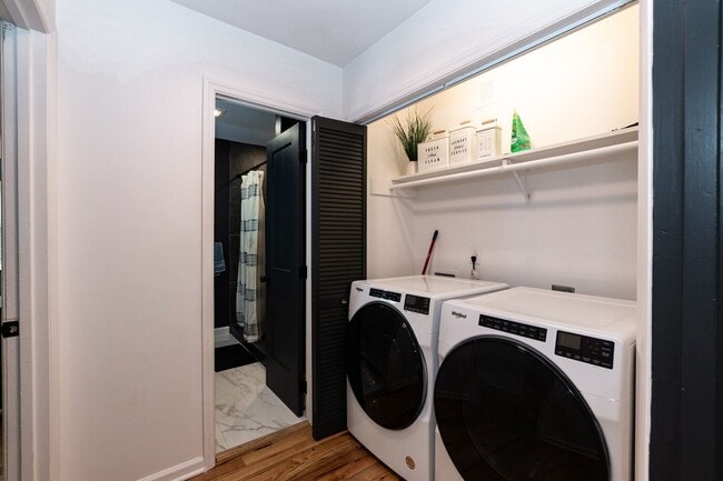 Building Photo - Ultra Modern Three Bedroom Home!