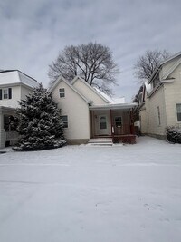 Building Photo - Single Family home with large yard