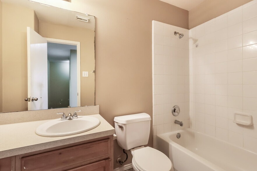Building Photo - 21211 Linden House Ct