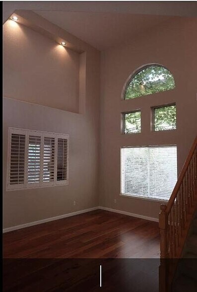 Building Photo - 1715 Palatia Dr