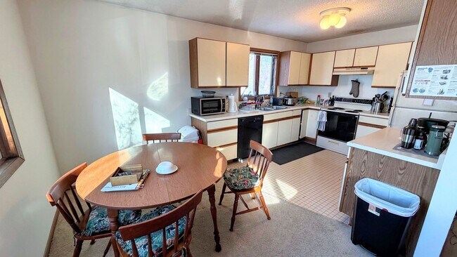 Building Photo - Spacious 3-Bedroom just off Como Ave!