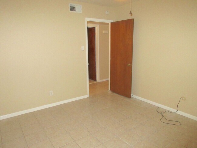 Building Photo - Spring Branch Condo