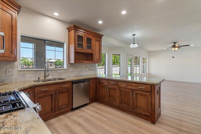 Building Photo - 1414 N Palmsprings Dr