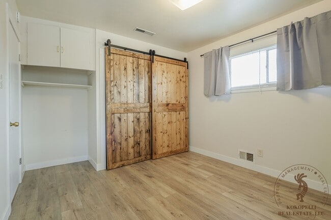 Building Photo - 566 N 24th St