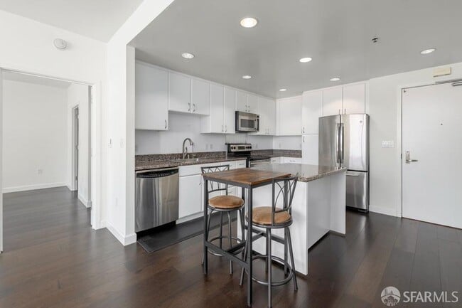 Building Photo - 250 King St