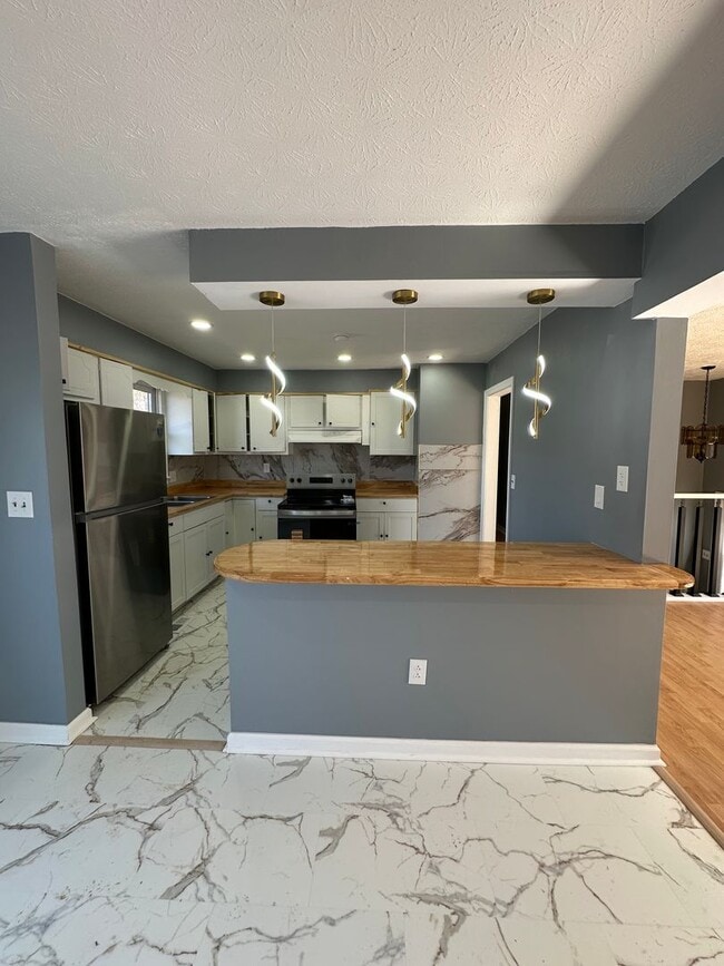 Building Photo - 5 Bedroom / 3 Bath Home Kingsport, TN