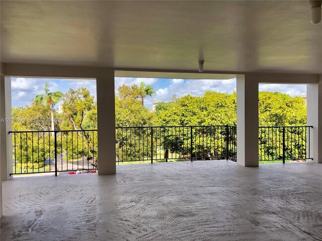 Building Photo - 2850 N Palm Aire Dr