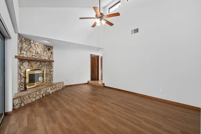 Building Photo - **Recently upgraded 4/2 pool home in Longw...