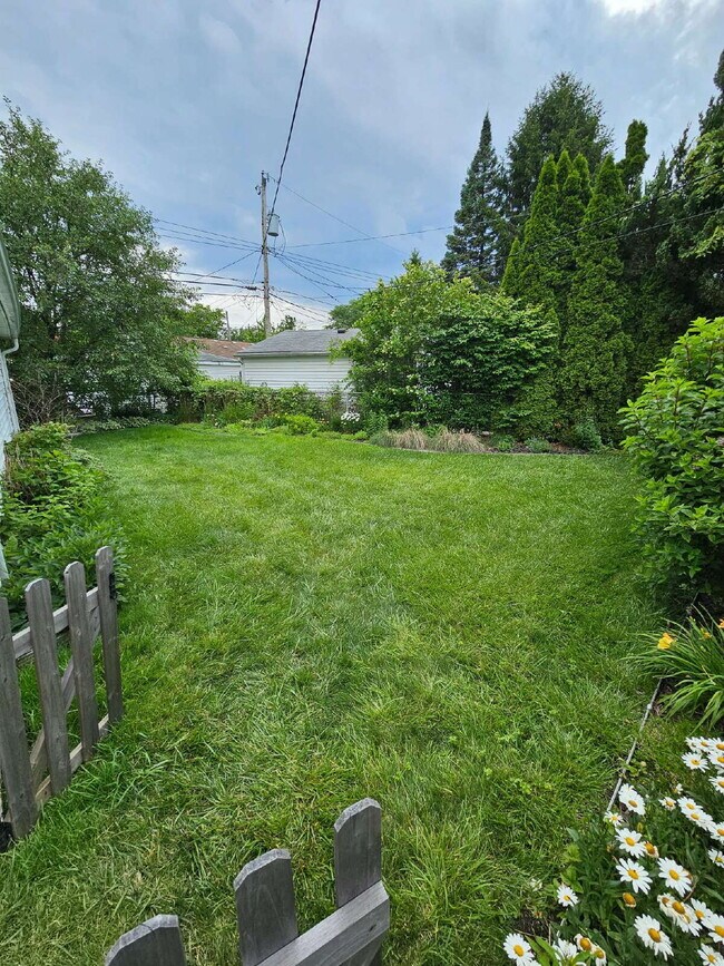 Building Photo - Beautiful 3-Bedroom Ranch in Desirable Northwest Warren, Nice Kitchen, Large Living Room, Finishe...