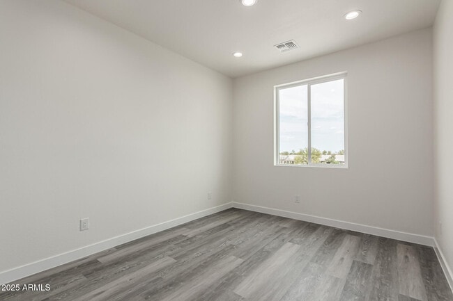 Building Photo - 949 E Desert Ln