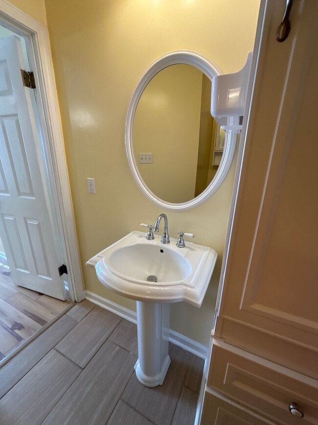 Building Photo - FOR RENT