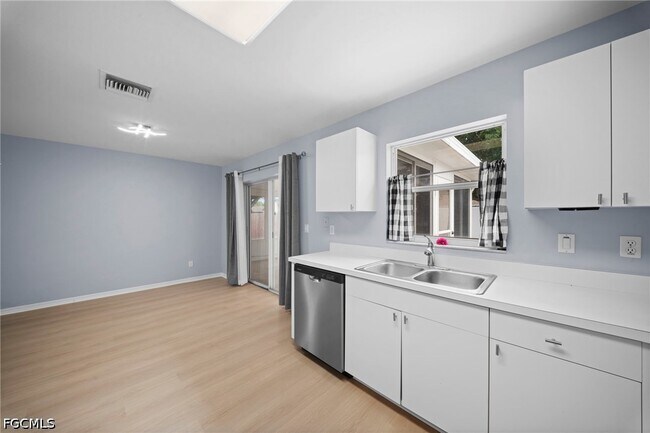 Building Photo - 15624 Sunny Crest Ln