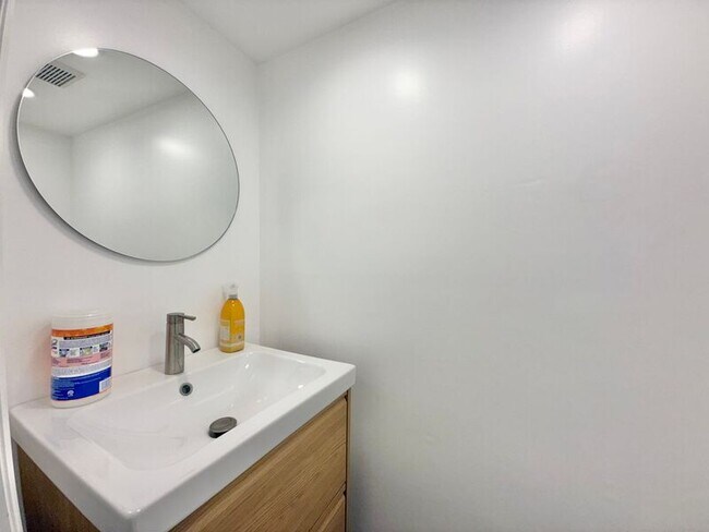 Building Photo - 209 Bramble Ct