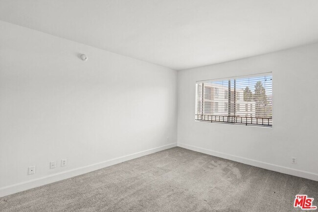 Building Photo - 10982 Roebling Ave