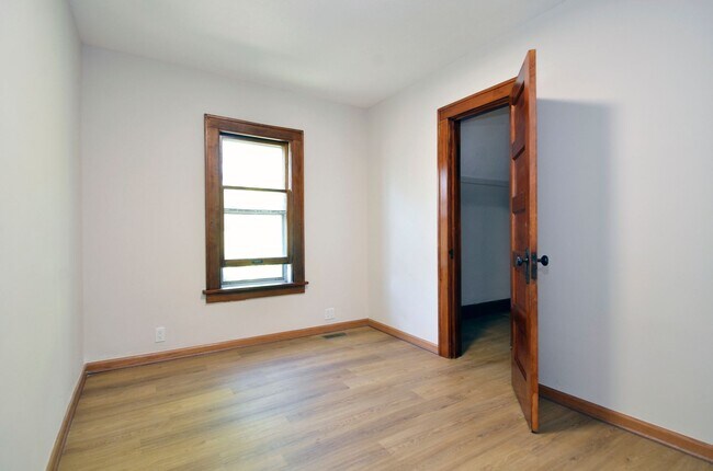 Building Photo - Beautiful Updated 5-Bed 2-Bath Home in NE Minneapolis!