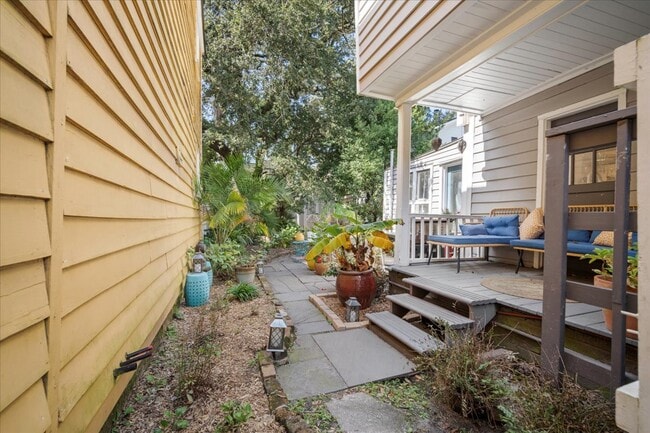 Building Photo - 237 Coming St