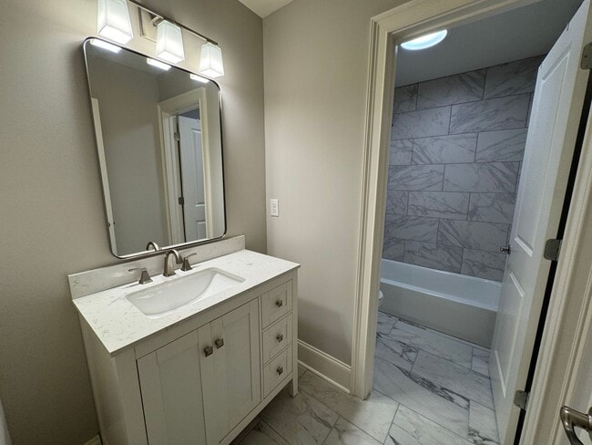 Building Photo - Grandeur Brick 4/3.5 with Bonus Room in The Oaks at Collinwood- $3,295