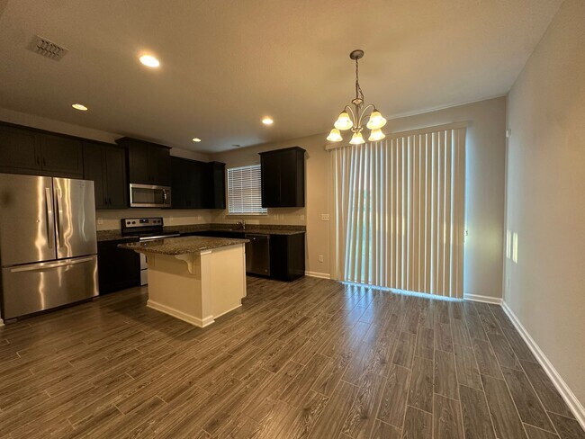 Building Photo - LIKE NEW OAKLEAF TOWNHOME!