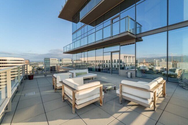 Building Photo - Gorgeous 3 Bedroom Condo with Huge Outdoor Space at Axis